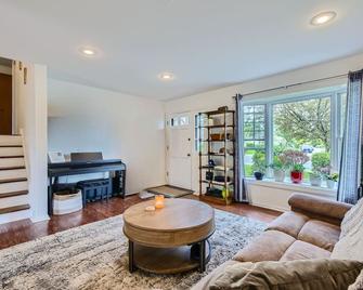 3BR Home with Game Room, Wi-Fi, More Fun - Lake Zurich - Living room
