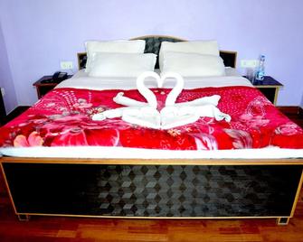 Lord Krishna Himalayan Hotel & Restaurant - Mukteshwar - Bedroom