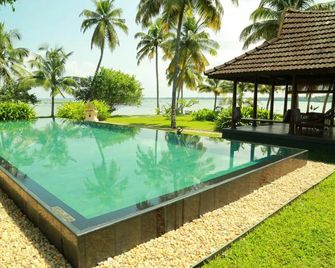 Vismaya Lake Heritage - Cherthala - Zwembad