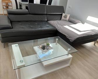 Große Ferienwohnung Gästehaus Neubau Merzig 120m2 - Merzig - Wohnzimmer