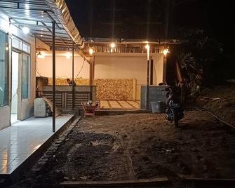 Angin Mamiri Rinjani Cottages And Restaurant - Bayan - Patio