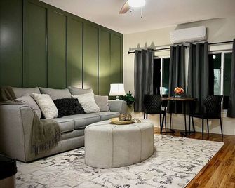 Elegant Family Home near Downtown - Huntsville - Living room