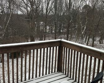 Cozy Chalet-Camelback & Kalahari; Hot Tub, Ping Pong & Pool Table; Gas Fireplace - Long Pond - Balcón