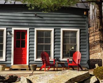 Catskills Cabin on 100 Wooded Acres with Lake - West Coxsackie - Patio