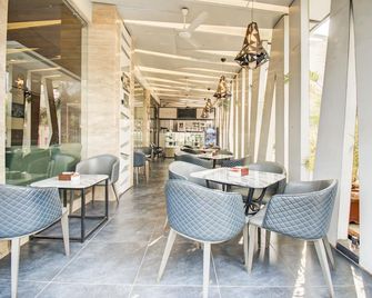 The Ssk Solitaire Hotel & Banquets - נשיק - מסעדה