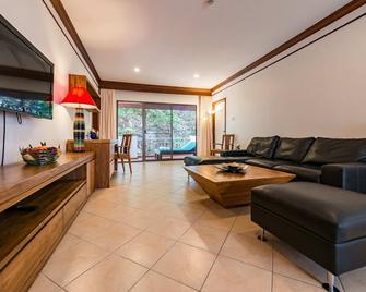 Pinnacle Grand Jomtien Resort and Beach Club - Pattaya - Living room