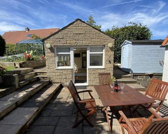 Self contained studio accommodation near local beaches golf courses. - Anstruther - Patio