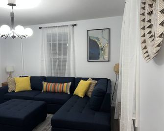 Charming 3br, 1ba Near Heart of Boston! - Watertown - Sala de estar