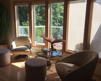 It is a short distance to paradise, enjoy this waterfront with a dock - 마데이라 파크 - 거실
