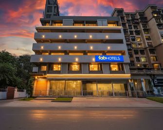 Fabhotel Liwa International - Nr Mumbai International Airport - Powai - Building