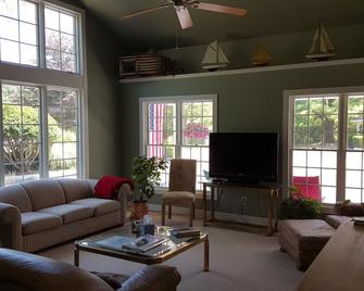 Captain's Quarters Motel - Saugatuck - Wohnzimmer