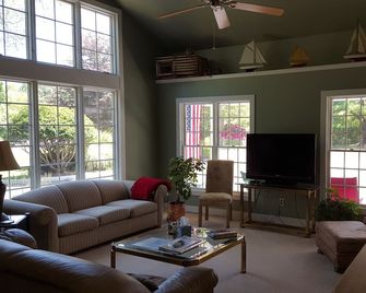 Captain's Quarters Motel - Saugatuck - Living room