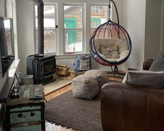 Honey Bear Creek Artists Mountain Retreat - Rollinsville - Living room