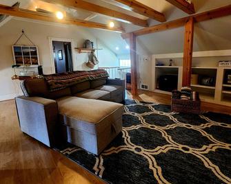 Downen House Bed & Breakfast - Pueblo - Living room