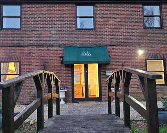 Marsh Farm Hotel - Swindon - Building