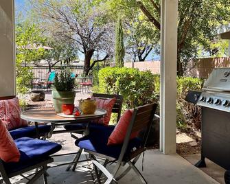 Quiet, gated exclusive private executive 3 bedrooms house.Pool, club house. - Las Vegas - Patio