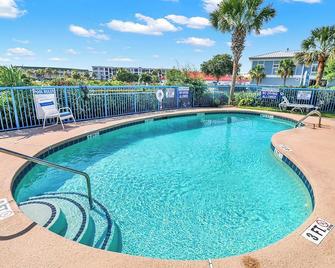 Isle Of Palms Condo, half block to beach, enter with combo, private entrance. - Isle of Palms - Pool