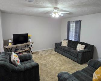 Ella's Place is a charming 3-bedroom house with AC, WiFi in East Columbus - Columbus - Living room
