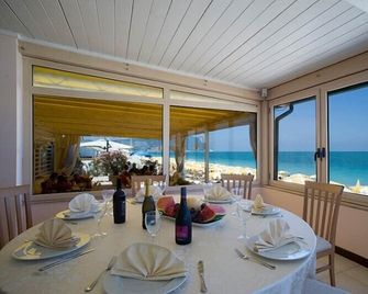 Villaggio Centro Vacanze De Angelis - Numana - Comedor