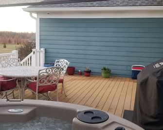 Beautiful Big Blue Dollhouse country home available for true comfort. - Lebanon (Ohio) - Balcón