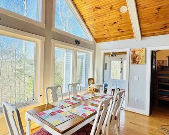 3bd/2 ba Farm-Relax & Disconnect w/ Scottish Highland Cows - Goode - Comedor