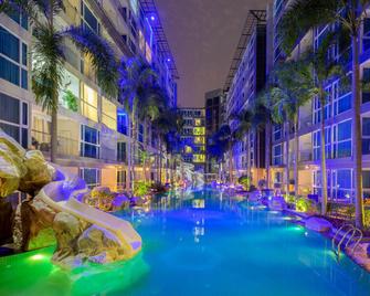 Centara Azure Hotel Pattaya - Pattaya - Pool