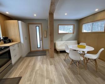 Delightful newly built 1-Bedroom Tiny House in the forest - South River - Dining room
