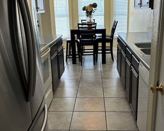 Spacious Home With Large Backyard - Killeen - Balcony