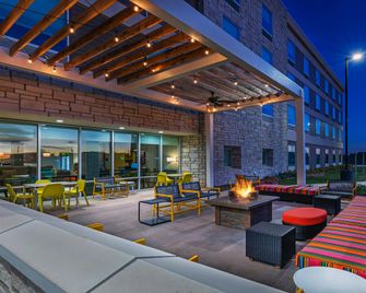 Home2 Suites by Hilton Midland East - Midland - Binnenhof
