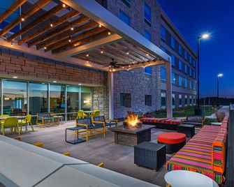 Home2 Suites by Hilton Midland East - Midland - Terasa