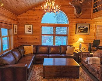 Luxury Yellowstone Chalet - Mountain Views with Sauna! - Cooke City - Phòng khách