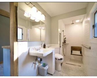 Come Stay At The Sheffield Chalet! - Sheffield - Bathroom