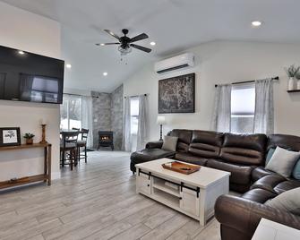 Rutland's Hidden Gem- 2 BR 1BA Renovated Home Close to Everything home - Rutland - Living room