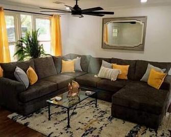 Cozy Little Villa In A City Suburb - 10 mins from Downtown - Hapeville - Living room