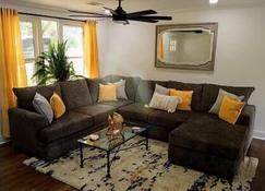 Cozy Little Villa In A City Suburb - 10 mins from Downtown - Hapeville - Stue