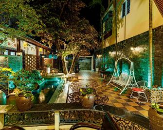 Na Na Homestay - Hue - Patio