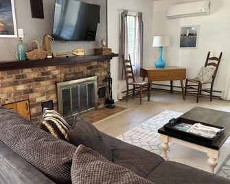 Great Glen Arbor location! Private wooded setting, quick walk to town! Sleeps 9 - Glen Arbor - Sala de estar