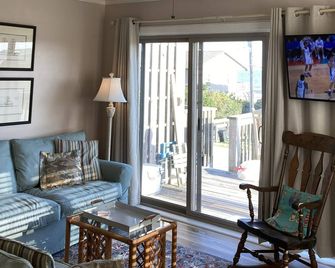 Emerald Isle - Great Location! Beautiful Views! 2nd Row, 4 Br, 2ba, Sleeps 10 - Emerald Isle - Living room