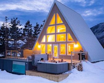 Mystical Beachfront Chalet , Hot tub , Sauna and Heated Container Pool. - Dingwall - Building