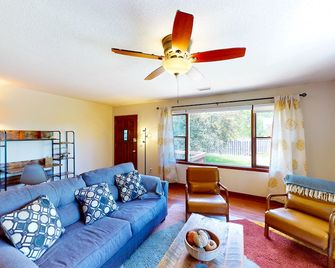 Guest House at Firefly Ridge - Leicester - Living room