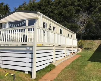 Family Caravan 5 Shorefield Park Free Wifi & Passes Sleeps 6 With Decking - Lymington - Building