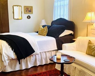 Garden Marigny Cottage Studio. Come to the cottage! Walk Everywhere! - New Orleans - Bedroom