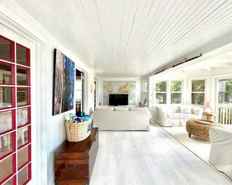 Beachfront North Fork Escape on Nassau Point, rare August availability - Cutchogue - Living room