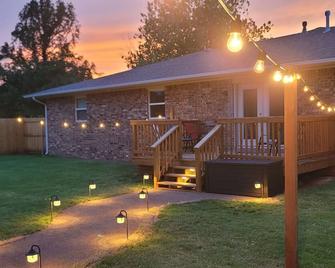 Spacious 5-bedroom house with covered parking and private backyard in Guthrie. - Guthrie