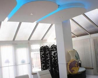 Lg Thai Derm Spa & Guesthouse - Loughborough