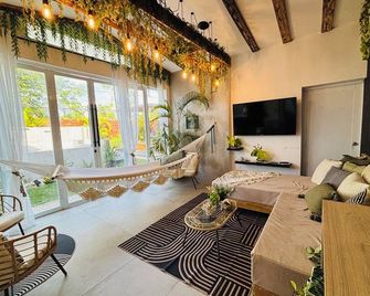 Enchanting Zen Oasis Home W/Pool and Solar Panels on Ramey, Aguadilla - Aguadilla - Sala de estar