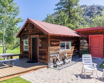 Quigley Bunkhouse - a simple cabin with a million dollar view! - Clinton - Patio