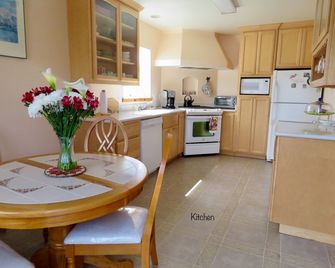 Enjoy Fresh Ocean Breezes, No Crowds In Small Community Setting - Bodega Bay - Kitchen