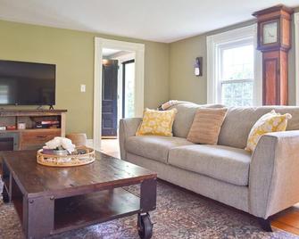 Warm Brook Farm+Entertainers Paradise+Hot Tub+Close To Everything+Dogs Stay Free - Arlington - Living room