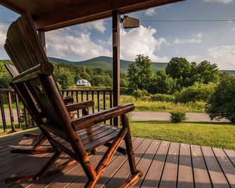 Big Hollow Board and Batten House with Nerf Treehouse! - Maplecrest - Balcón